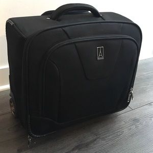 TravelPro Maxlite Rolling Tote